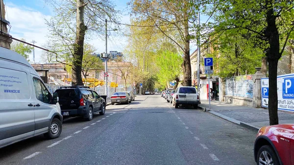 TBILISI, GEORGIA - 17 DE ABRIL DE 2020: Tbilisi vacío, la calle está normalmente atascada con compradores y tráfico . —  Fotos de Stock