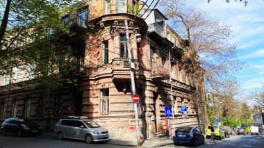 TBILISI, GEORGIA - 17 Nisan 2020: Boş Tiflis, cadde normalde müşteriler ve trafik tıkanmıştır.