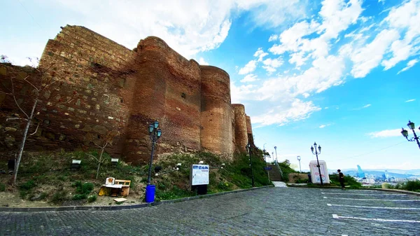 TBILISI, GEORGIA 19. dubna 2020: Věž hradu Narikala ve Starém Tbilisi v Gruzii — Stock fotografie