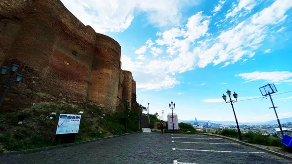 TBILISI, GEORGIA 19. dubna 2020: Věž hradu Narikala ve Starém Tbilisi v Gruzii — Stock fotografie