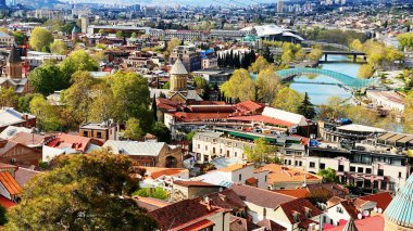 TBILISI, GEORGIA 19, 2020: Gürcistan 'ın eski Tiflis kentinin güzel hava manzarası