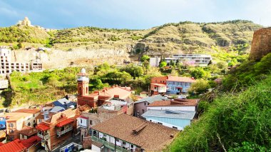 TBILISI, GEORGIA 19, 2020: Gürcistan 'ın eski Tiflis kentinin güzel hava manzarası