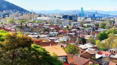 TBILISI, GEORGIA 19, 2020: Gürcistan 'ın eski Tiflis kentinin güzel hava manzarası