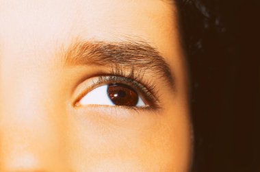 Çocuk gözünün görüntüsü kapat.