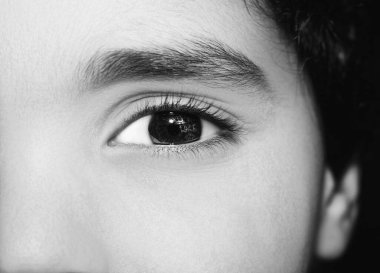 Çocuk gözünün görüntüsü kapat.