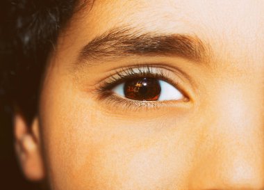 Çocuk gözünün görüntüsü kapat.