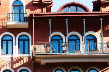 Eski Tiflis, Gürcistan 'da balkon ve bina pencereleri
