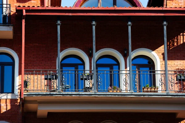 Eski Tiflis, Gürcistan 'da balkon ve bina pencereleri — Stok fotoğraf