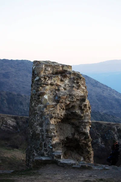 Antiguas ruinas y montañas cerca de la ciudad de Mtskheta en el país Georgia —  Fotos de Stock