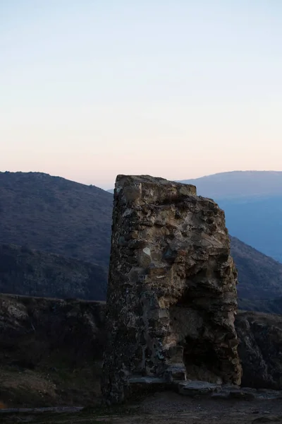 Oude ruïnes en bergen in de buurt van Mtskheta stad op het platteland Georgië — Stockfoto