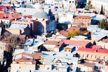 TBILISI, GEORGIA 17 Aralık 2019: Tiflis, Gürcistan 'daki eski şehrin güzel hava manzarası