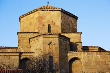 Jvari Manastırı 'nın dış parçası, Gürcistan' ın Mtskheta kenti yakınlarındaki dağ zirvesinde yer alan altıncı yüzyıldan kalma bir Gürcü Ortodoks manastırı.