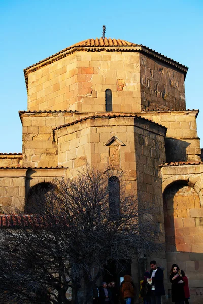 Jvari klooster buitenkant fragment, het is een zesde-eeuwse Georgische orthodoxe klooster gelegen op de berg piek in de buurt van Mtskheta, Georgië — Stockfoto