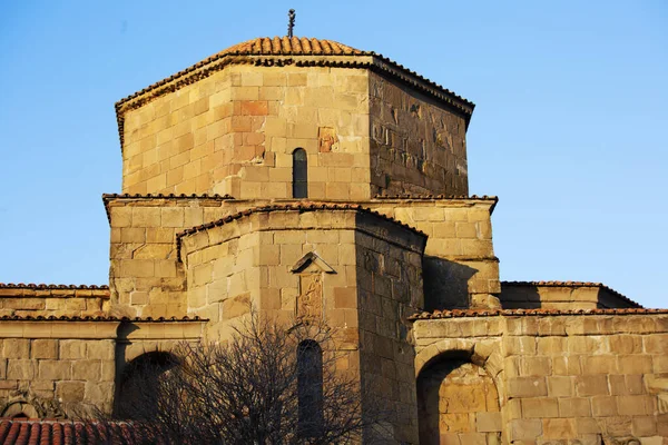 Fragmento exterior del monasterio de Jvari, es un monasterio ortodoxo georgiano del siglo VI situado en la cima de la montaña cerca de Mtskheta, Georgia. — Foto de Stock
