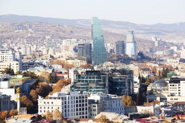TBILISI, GEORGIA 17 Aralık 2019: Gürcistan 'ın Tiflis kentindeki modern binalarla şehrin eski kısmının güzel hava manzarası