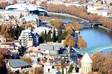 TBILISI, GEORGIA 17 Aralık 2019: Tiflis, Gürcistan 'daki eski şehrin güzel hava manzarası