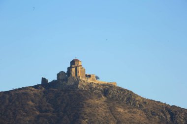 Jvari Manastırı 'nın dış parçası, Gürcistan' ın Mtskheta kenti yakınlarındaki dağ zirvesinde yer alan altıncı yüzyıldan kalma bir Gürcü Ortodoks manastırı.