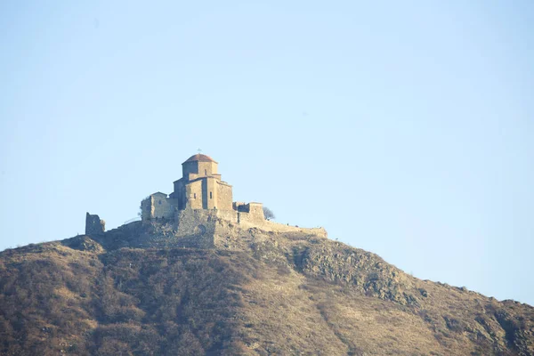 Jvari klooster buitenkant fragment, het is een zesde-eeuwse Georgische orthodoxe klooster gelegen op de berg piek in de buurt van Mtskheta, Georgië — Stockfoto