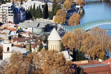 TBILISI, GEORGIA 17 Aralık 2019: Tiflis, Gürcistan 'daki eski şehrin güzel hava manzarası