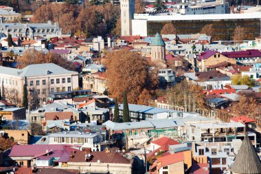 TBILISI, GEORGIA 17 Aralık 2019: Tiflis, Gürcistan 'daki eski şehrin güzel hava manzarası