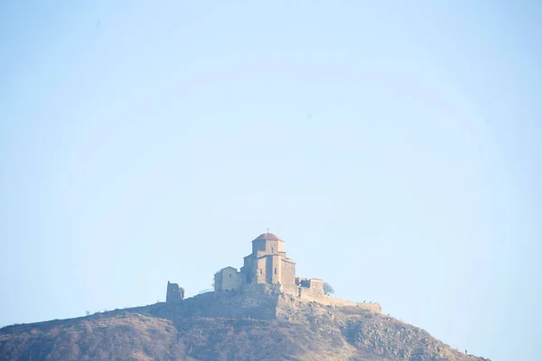 Jvari Monastery exterior fragment, it is a sixth-century Georgian Orthodox monastery located on the mountain peak near Mtskheta, Georgia — Stock Photo, Image