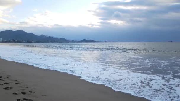 Geweldige blauwe zonsopgang op het strand — Stockvideo