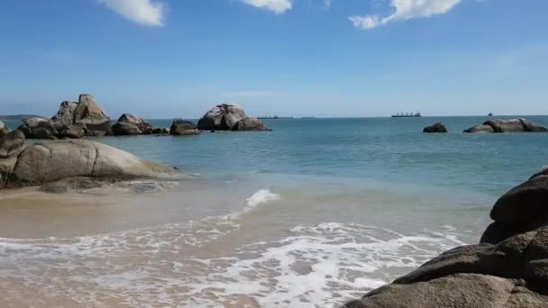 Playa paradisíaca con enormes rocas y arena blanca — Vídeo de stock