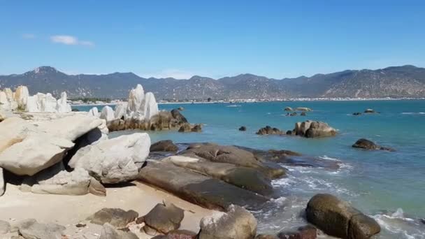 Vista sull'oceano, spiaggia paradisiaca con rocce enormi — Video Stock