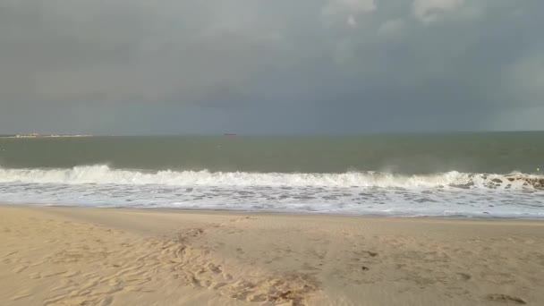 Storm moving above sea. Boat on the horizont. Vietnam. — 비디오