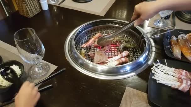 Grill proceso de preparación de mariscos en un restaurante asiático. Fuego abierto, pescado fresco — Vídeos de Stock