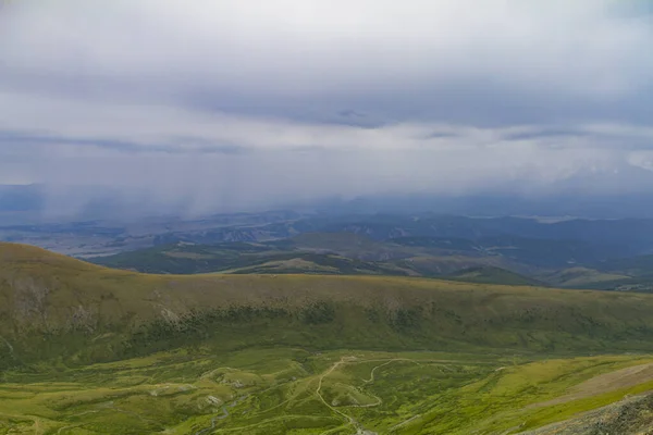 Altay dağ vadisinin panoramik manzarası. Yaz zamanı, yumuşak ışık, beyaz bulutlar, mavi gökyüzü. Karanlık gün.
