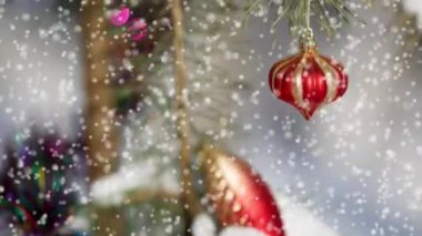 Noel kartı üzerinde bir soğuk kış gününde karla kaplı bir çam süslemeleri ile.