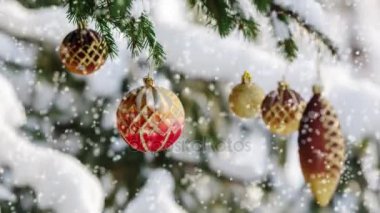 Bir soğuk kış gününde karla kaplı bir Noel ağacı süslemeleri ile Noel kartı.