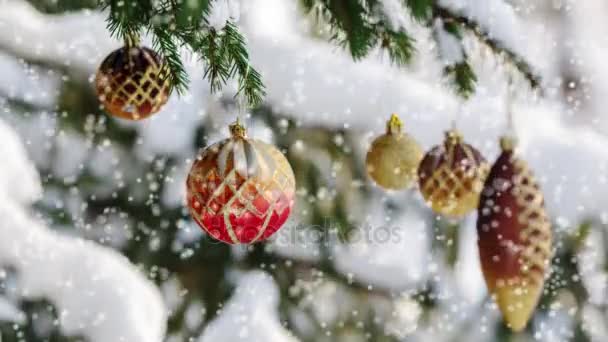 Tarjeta Navidad Con Decoraciones Árbol Navidad Cubierto Nieve Día Invierno — Vídeos de Stock
