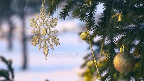 Groene Kerstboom Versierd Met Gouden Kerstversiering Een Ijzige Winteravond Stralen — Stockvideo