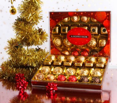 A. Korkunov çikolata ve altın dalları ile Noel ağacı topluluğu.