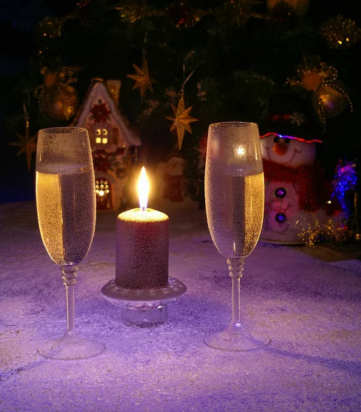 Kerst Glazen Met Champagne Kerstboom Sneeuw — Stockfoto