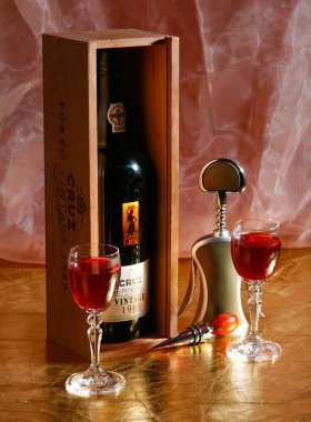 Şampanya bardağı ve üzüm.