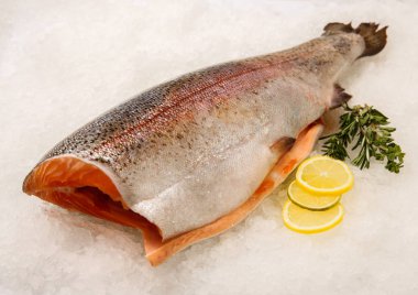 Balık kırmızı, buz, somon, alabalık, dilimleri, biftek üzerinde taze