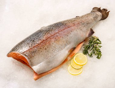 Balık kırmızı, buz, somon, alabalık, dilimleri, biftek üzerinde taze