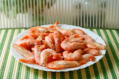 Bir tabağa haşlanmış taze karides
