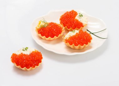 Beyaz arkaplanda kırmızı havyar