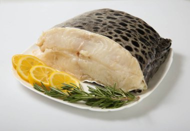 Balık taze yayın balığı, limon parçası