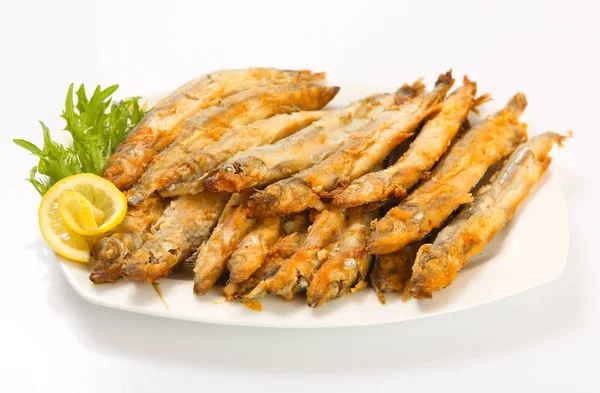 ızgara sardalya balık ve patates kızartması bir tabakta — Stok Foto