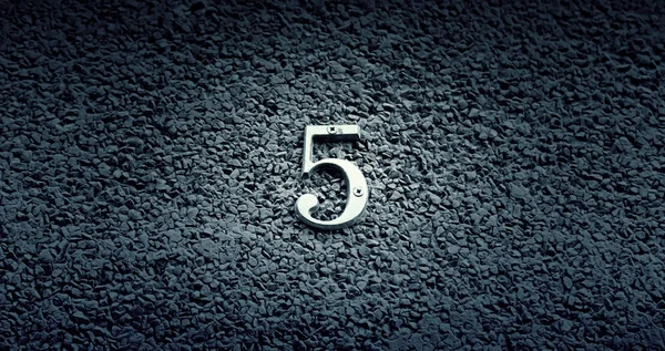 Αριθμός πέντε στον τοίχο ενός σπιτιού — Φωτογραφία Αρχείου
