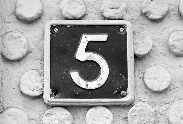 Number five on the wall of a house — Stock Photo, Image