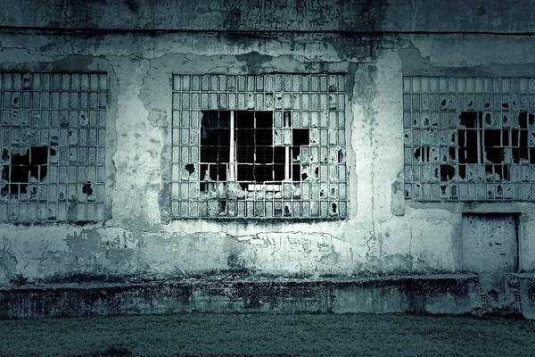 毁坏建筑物的窗户 废弃建筑物的细节 犯罪和故意破坏 — 图库照片