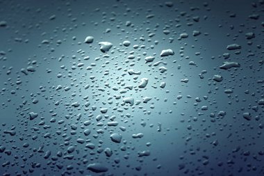 su damlaları ile-metalleri