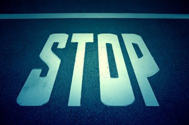 Şehirdeki dur tabelası