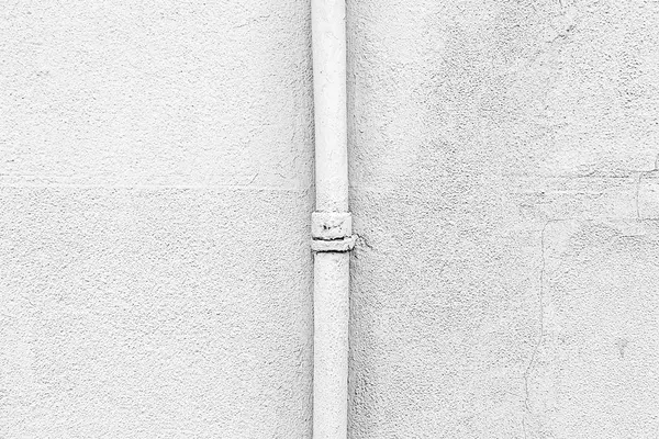 Λευκό τοίχο με ένα σωλήνα — Φωτογραφία Αρχείου